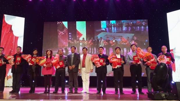 公司米晓峰副总经济师（左五）上台领奖